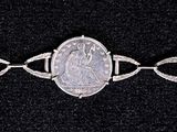 bracelet en argent orné d'une pierre blanche au centre
