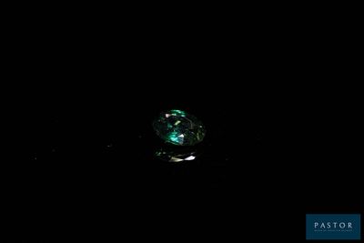 gros plan d'un diamant vert sur une surface noire