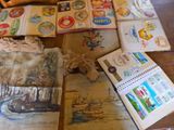 une table sur laquelle se trouvent de nombreux livres et photos