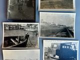plusieurs vieilles photos en noir et blanc représentant des personnes et des bateaux sur un fond bleu