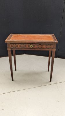 une petite table en bois surmontée d'un tiroir