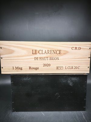 boîte en bois sur laquelle figure le nom d'une bouteille de vin