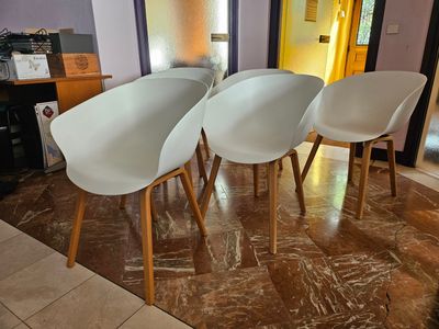 trois chaises qui se trouvent ensemble dans une pièce