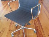 une chaise posée sur un sol en bois dur