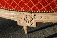 Paire de fauteuils en bois peint beige mouluré et sculpté de… (photo 4)