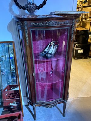 une vitrine sur laquelle est posée une paire de chaussures