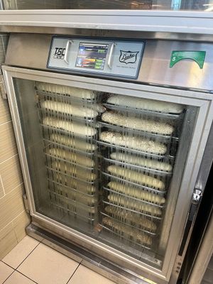 une image représentant une machine contenant de la nourriture