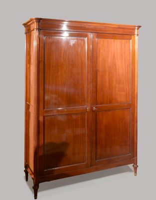 une image représentant une armoire en bois à deux portes