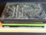 trois livres empilés sur une table