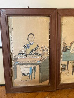paire de peintures asiatiques encadrées représentant un homme et une femme assis à une table