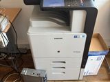 une imprimante posée sur un bureau à côté d'une imprimante