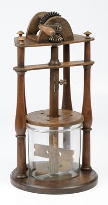 une horloge posée sur un socle en bois sur lequel est placée une horloge