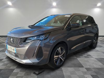 vue de face d'un SUV gris garé sur un sol à damier