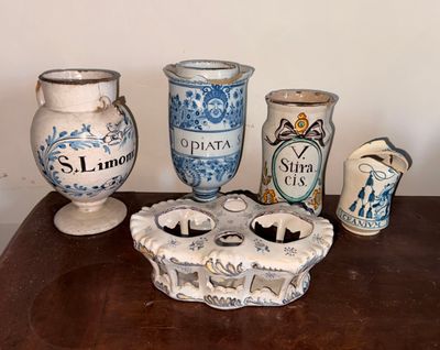 de nombreux vases posés les uns à côté des autres sur une table