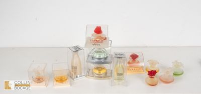 de nombreux parfums différents posés sur une table blanche