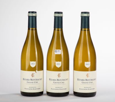 trois bouteilles de vin blanc posées sur une table