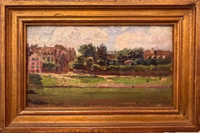 une peinture à l'huile représentant une vue d'un champ avec un bâtiment en arrière-plan
