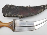 un couteau posé sur un morceau de bois