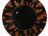 un miroir rond orné d'un motif noir et marron