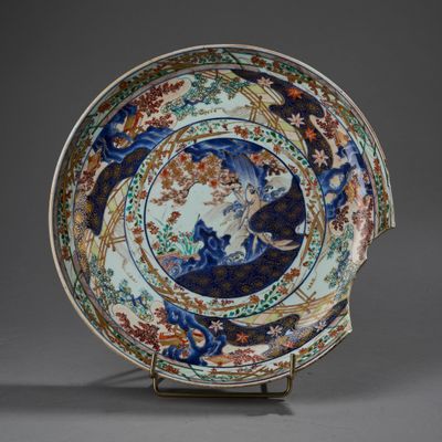 JAPON, Imari. Coupe en porcelaine bleu blanc décorée en émau…