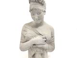une statue représentant une femme coiffée d'une couronne
