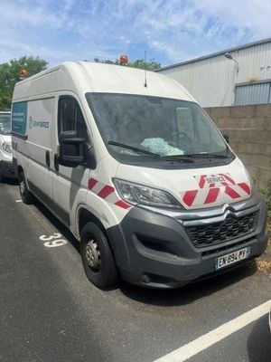 une camionnette blanche garée dans un parking