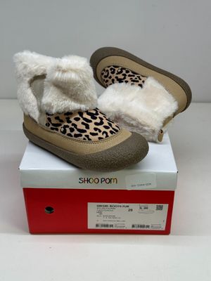 chaussons à imprimé léopard avec une doublure en simili sur le dessus d'une boîte