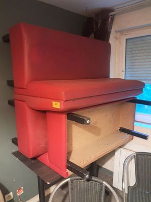un canapé rouge posé sur une table dans une pièce