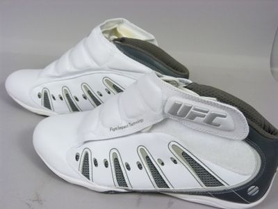 une paire de chaussures posée sur une table