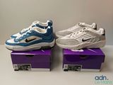 Deux paires de baskets Nike Air Max se trouvent dans une boîte violette et blanche.