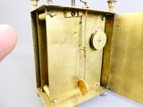 une petite horloge en or munie d'un pendule