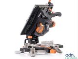 une photo d'une scie circulaire Black & Decker posée sur une table