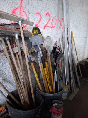 Ensemble d'outillages dont pelle et divers - Photo 1