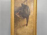 un tableau représentant un canard, accroché au mur dans un cadre doré