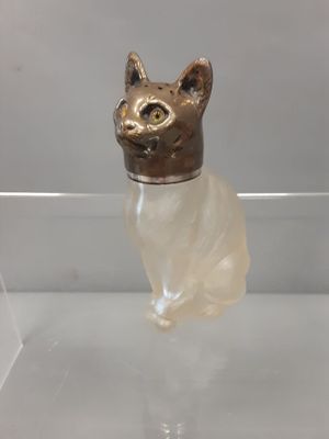 Poivrière en verre moulé à décor d'un chat assis.