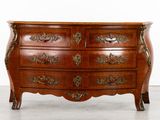 une commode en bois ornée de sculptures
