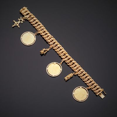 Gros plan sur un bracelet en or orné de pièces de monnaie