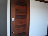 une chambre avec un lit et une porte coulissante