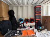 de nombreux cartons remplis d'affaires à l'arrière d'un camion de déménagement