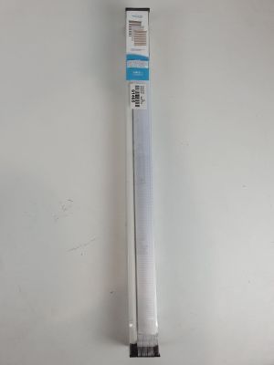 un gros plan d'un tube rempli d'eau posé sur une surface blanche