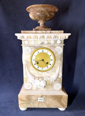 une horloge posée sur une table