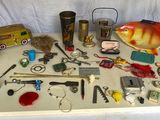 une table sur laquelle se trouvent de nombreux objets différents