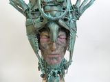 une sculpture représentant un homme dont la tête est composée de fils métalliques