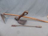 deux vieux outils posés sur une table