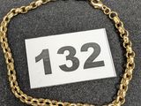 un gros plan sur un bracelet à chaîne en or portant le numéro 1232