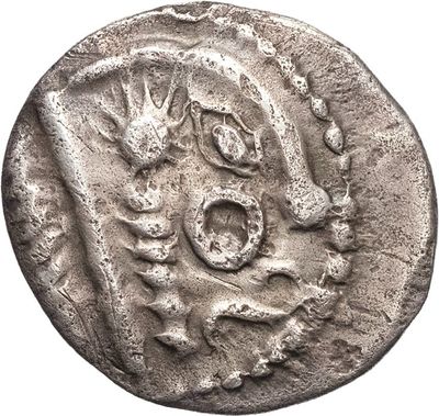 une pièce d'argent sur laquelle figurent un visage et des mains
