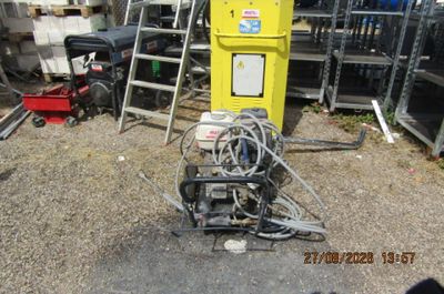 une machine jaune garée au milieu d'un terrain