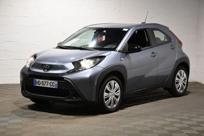 La Toyota C-HR est garée dans une pièce dont le sol est à carreaux.