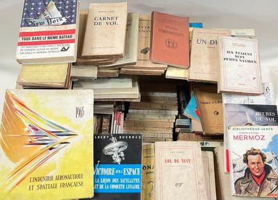 plusieurs livres empilés sur une table