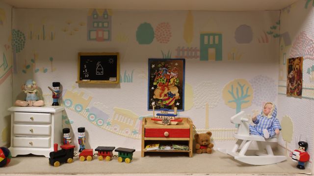 Diorama. Composition miniature, dans une vitrine en bois, vitre e...